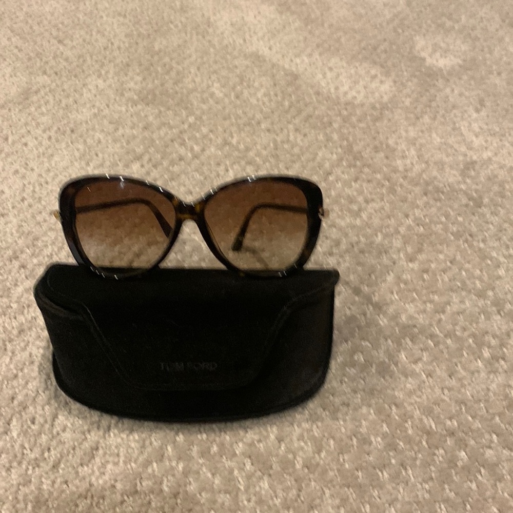 Tom Ford Linda Sunglasses in tortoise shell. Minimal wear and comes with case